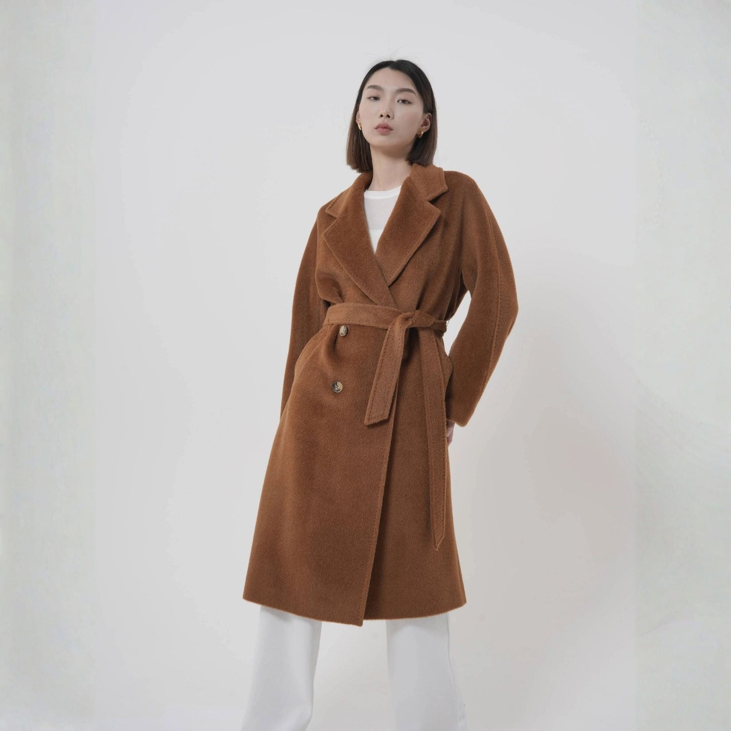 Manteau long en alpaga laine caramel luxe Paris hiver