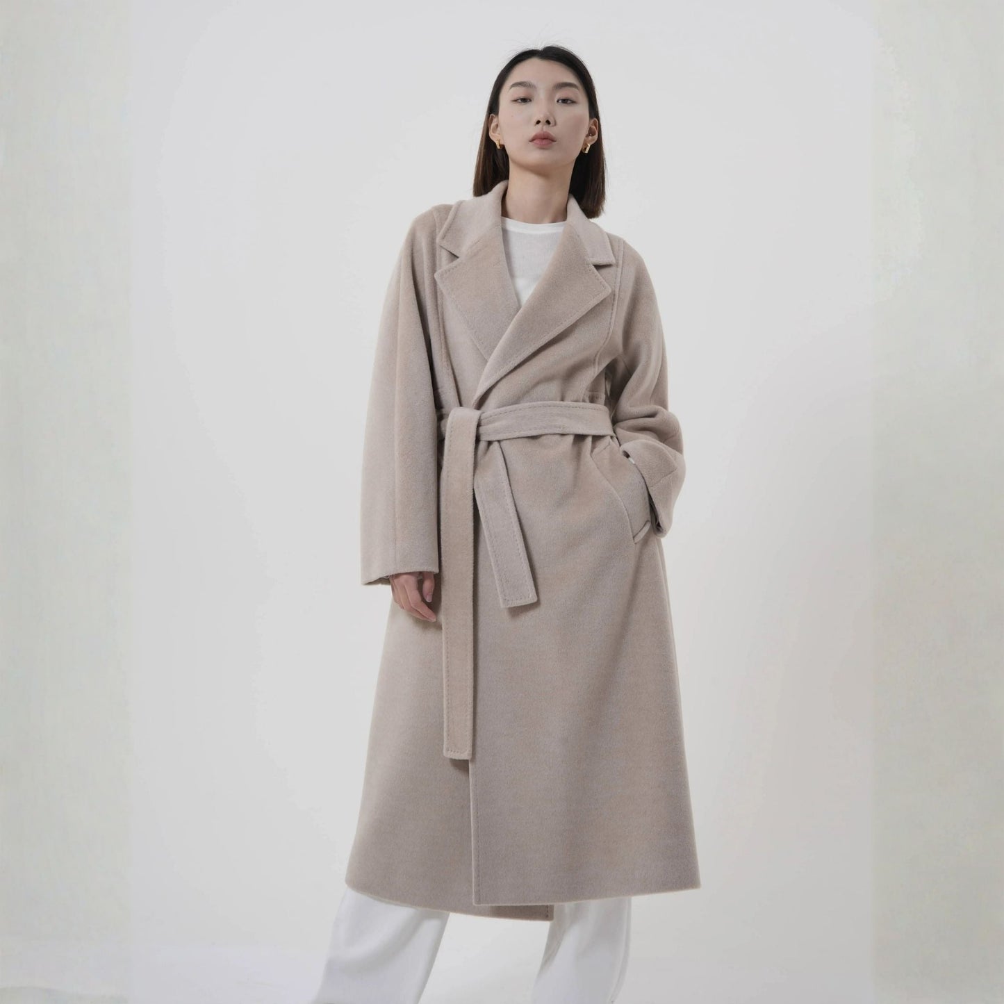 Manteau en laine mérinos femme beige avec ceinture unie, confortable pour l'hiver