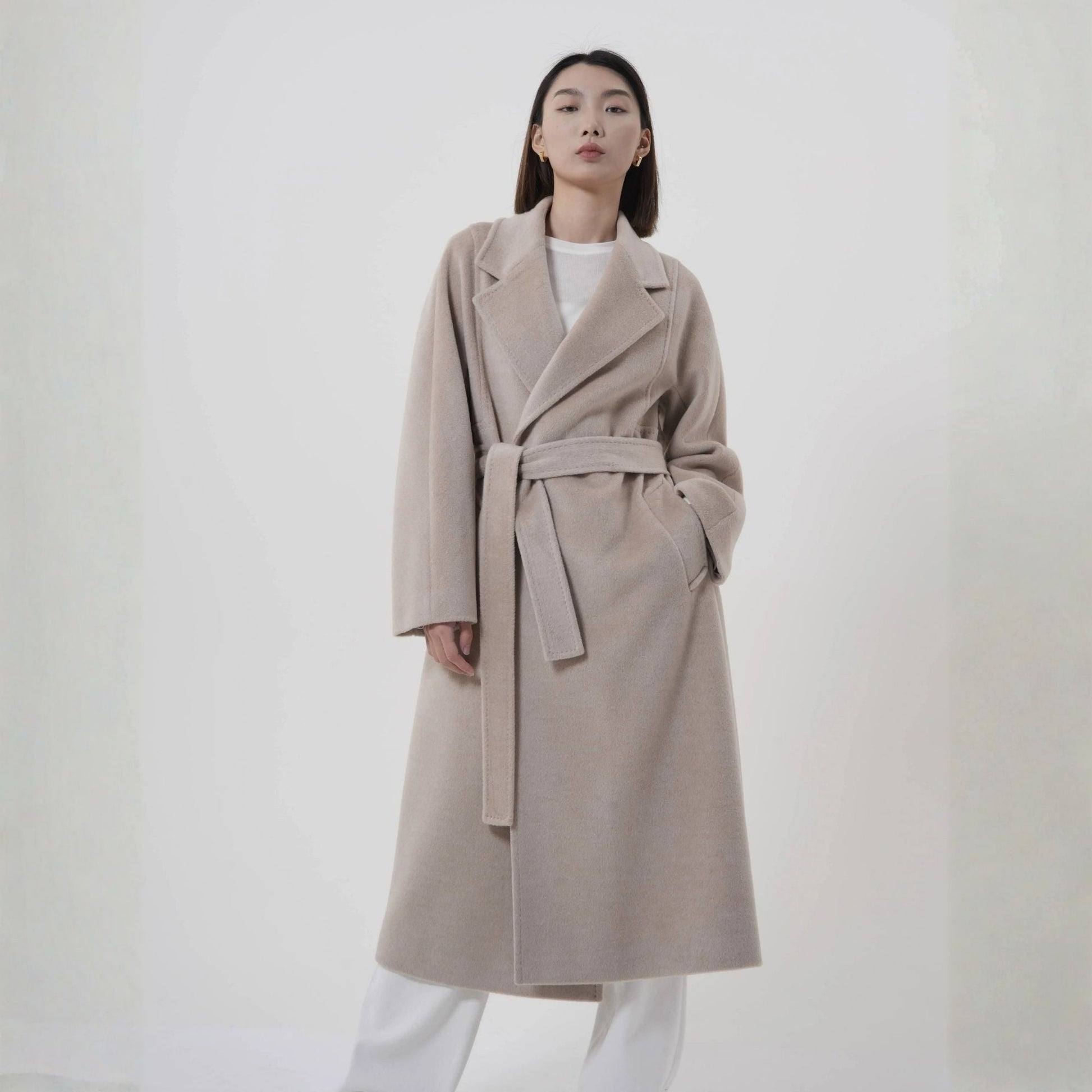 Manteau en laine mérinos femme beige avec ceinture unie, confortable pour l'hiver