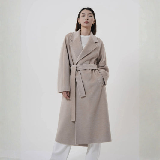 Manteau en laine mérinos femme beige avec ceinture unie, confortable pour l'hiver