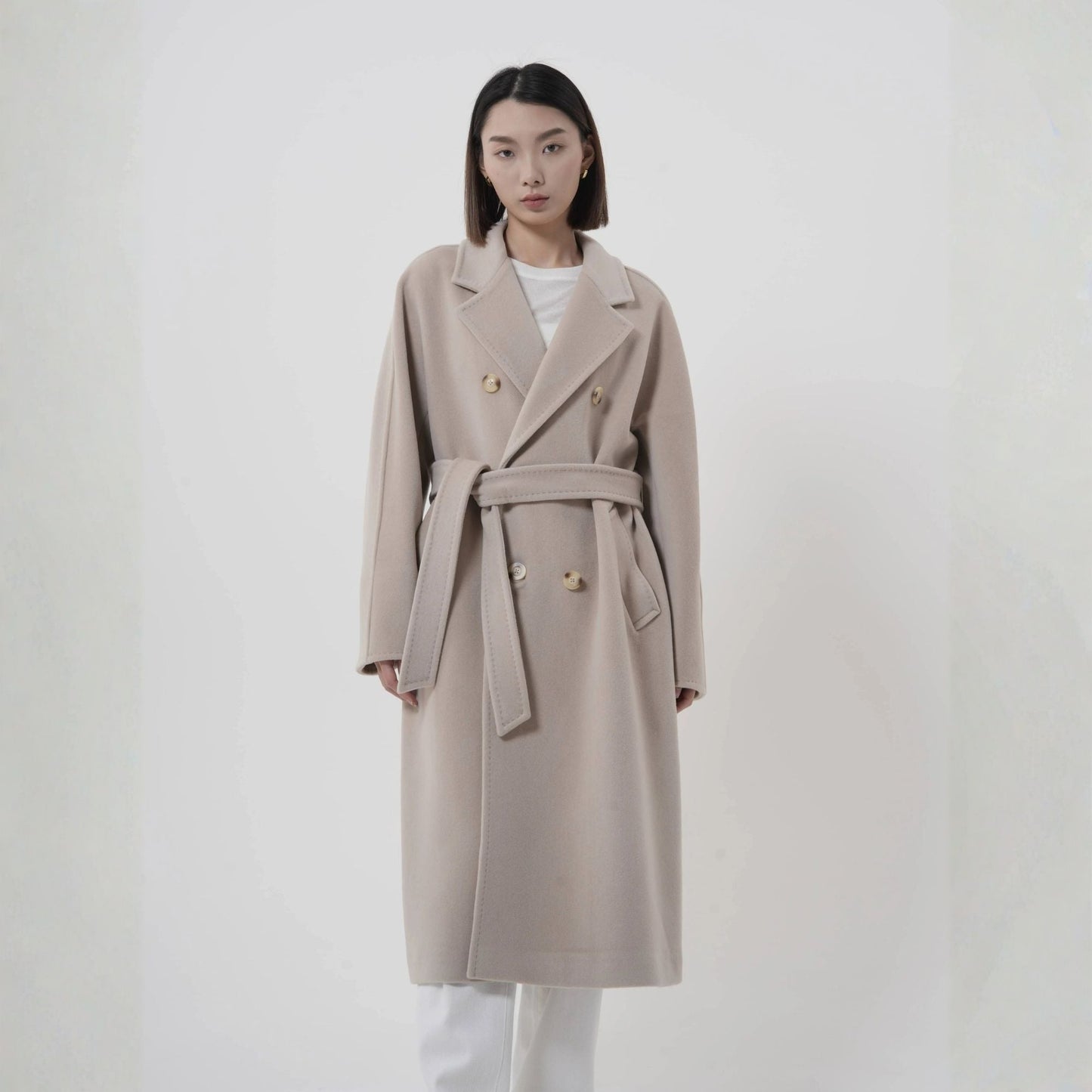 Manteau long laine beige ceinture luxe accessible confort pour l'hiver