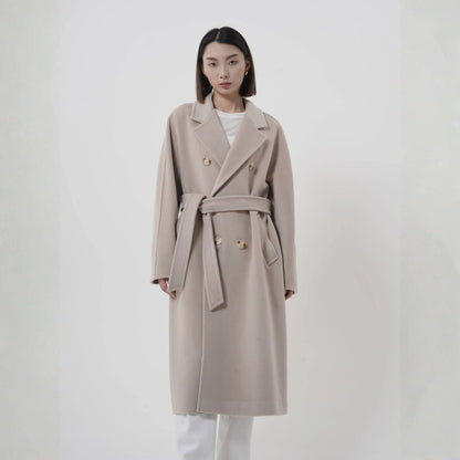 Manteau long laine beige ceinture luxe accessible confort pour l'hiver